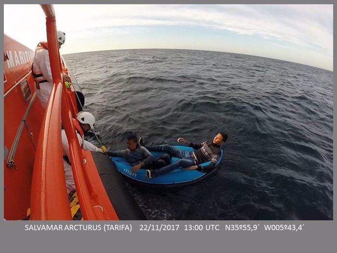 Salvamento Marítimo rescata una piragua hinchable con inmigrantes
