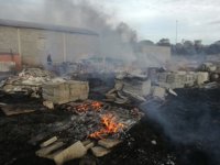 Los Bomberos de Valladolid sofocan un fuego que afecta a una parcela con material de obra en Puente Duero