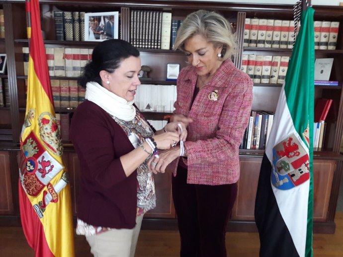 Amparo Galán entrega la pulsera a Cristina Herrera