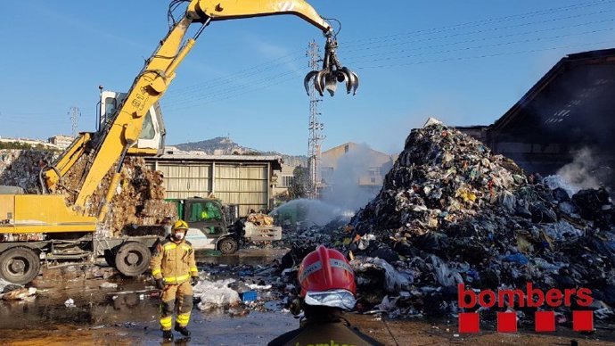 Incendio en una desechería de Sant Feliu de Llobregat (Barcelona)