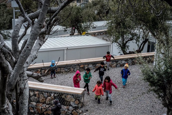 Niños refugiados en Kara Tepe, Lesbos