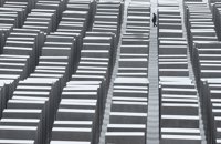 Artistas levantan una réplica del Monumento al Holocausto junto a la casa de un ultraderechista alemán