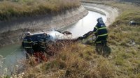 Dos rescatados en Cádiz atrapados en un coche tras caer en un canal de fango y lodo