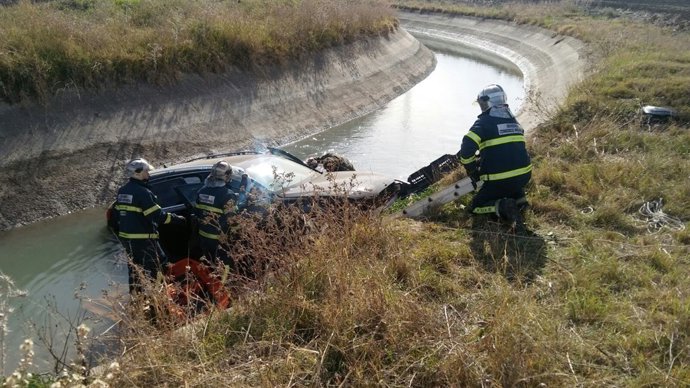 Coche rescatado de un canal con fango en Cádiz