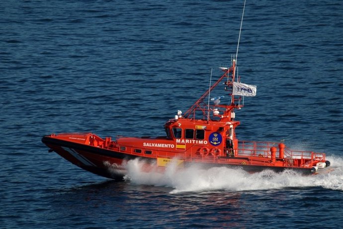 La Salvamar Arcturus trabaja en el rescate de una embarcación de juguete