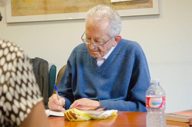 Jubilado escribiendo, personas mayores, lectura, lectores,escribir