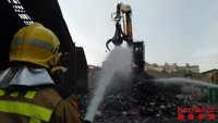 Los Bomberos continúan trabajando en la extinción de una nave en Sant Feliu de Llobregat