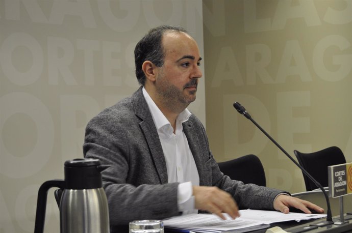 El diputado del PP, Eduardo Peris, en rueda de prensa en las Cortes 