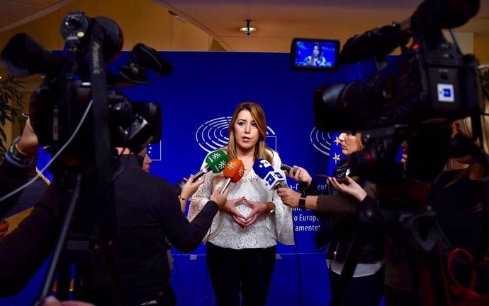 Susana Díaz atiende a los periodistas en Bruselas