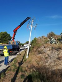 Endesa retira un tramo de línea aérea en el parque de la Serralada de Marina en Badalona