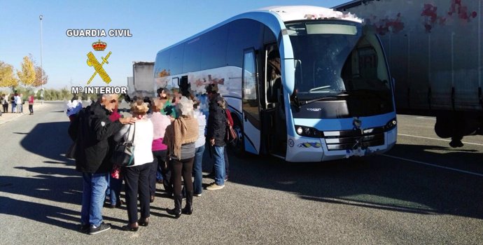 Autobús inmovilizado en la A-44