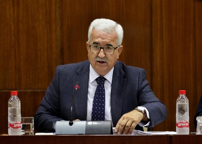 El vicepresidente de la Junta, Manuel Jiménez Barrios, en comisión parlamentaria
