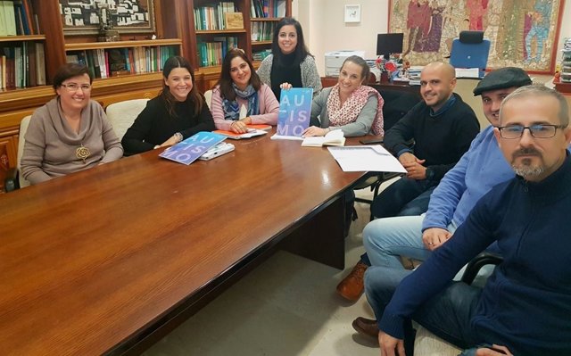 Ruiz (quinta por la izda.) durante el encuentro mantenido