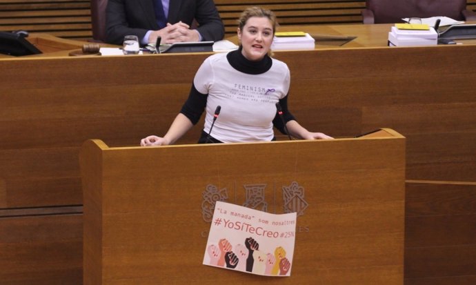 La diputada exhibe el cartel con el lema 'Yo sí te creo' 