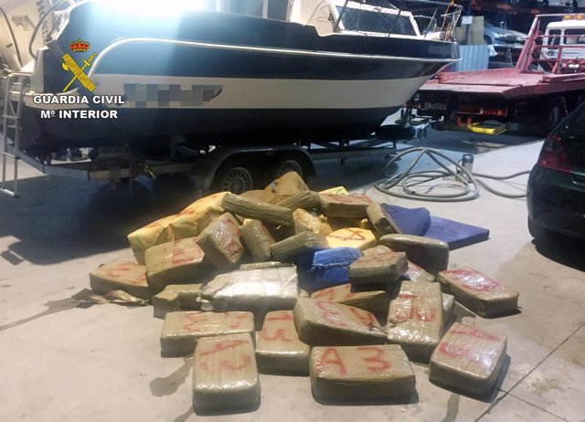 Alijo de 1.300 kg de hachís interceptados por Guardia Civil en costa cartagenera