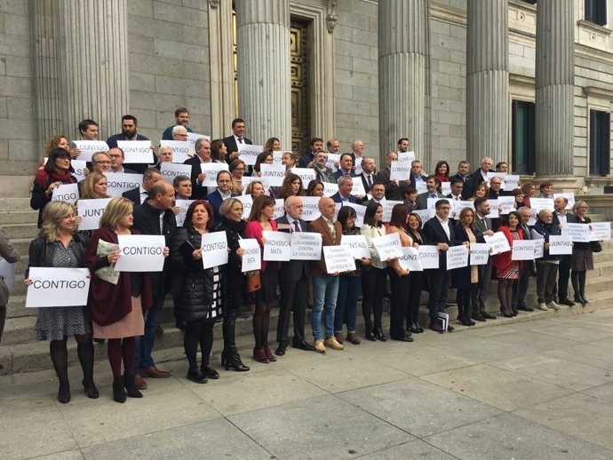 Diputados del PSOE contra la Violencia de género en el Congreso