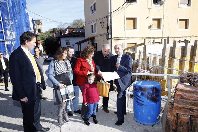 El Consejero De Obras Públicas Y Vivienda, José María Mazón, En El Barrio De Vel