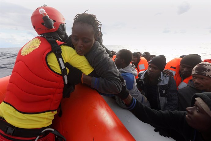 Mujer migrante rescatada en el Mediterráneo