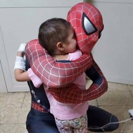 El policía Edu Soto vestido de Spiderman visitando a un niño enfermo