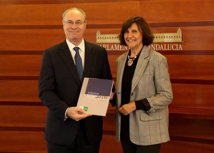 La presidenta del CAA entrega el informe anual de 2016 a Juan Pablo Durán