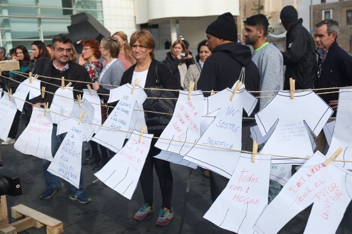 'Flashmob' Per Criticar La Situació De "Emergència" De les Més De Mil Persones