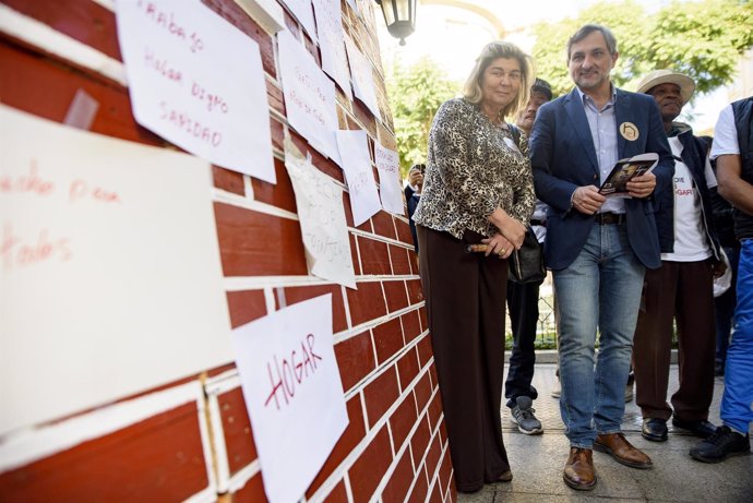 Los participantes han reivindicado derechos básicos con mensajes en un "muro".