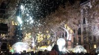Barcelona enciende las luces de Navidad recordando a las víctimas del atentado de La Rambla
