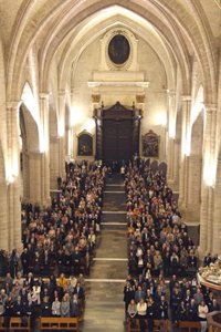 Representantes del PPCV y vecinos recuerdan a Rita Barberá con una misa en la Catedral de València