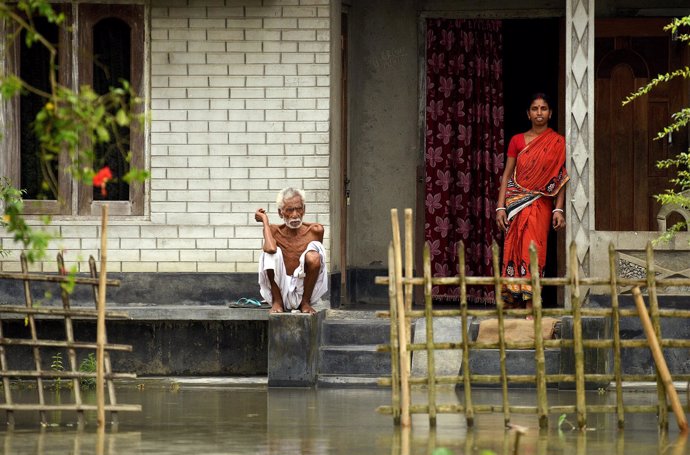 Una vivienda parcialmente sumergida por las inundaciones en el estado de Assam.