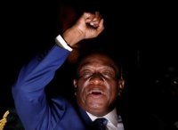 Mnangagwa promete estabilidad y elecciones en 2018 en su primer discurso como presidente de Zimbabue