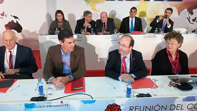 El secretari general del PSOE, P. Sánchez, i el líder del PSC, M. Iceta
