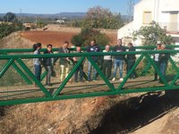 Concluida la pasarela peatonal para mejorar la seguridad vial en el acceso a la estación de Espeluy