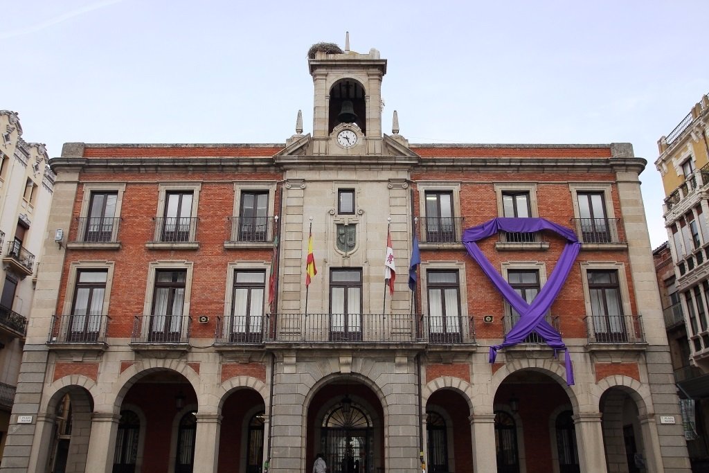 Un gran lazo violeta decora la fachada del Ayuntamiento de Zamora