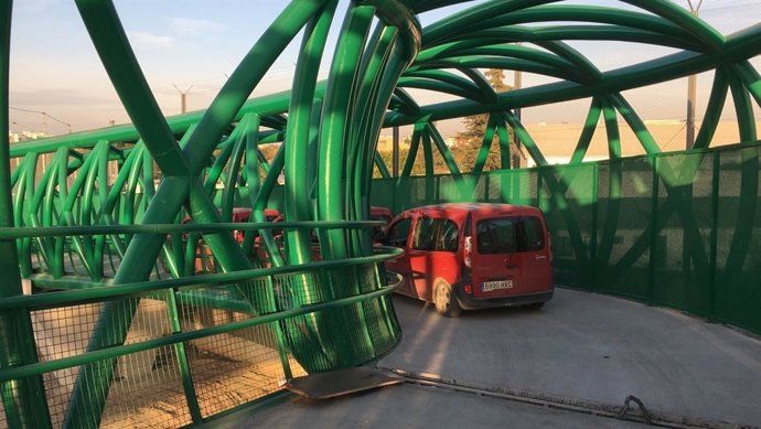 Pasarela ciclopeatonal sobre la SE-30