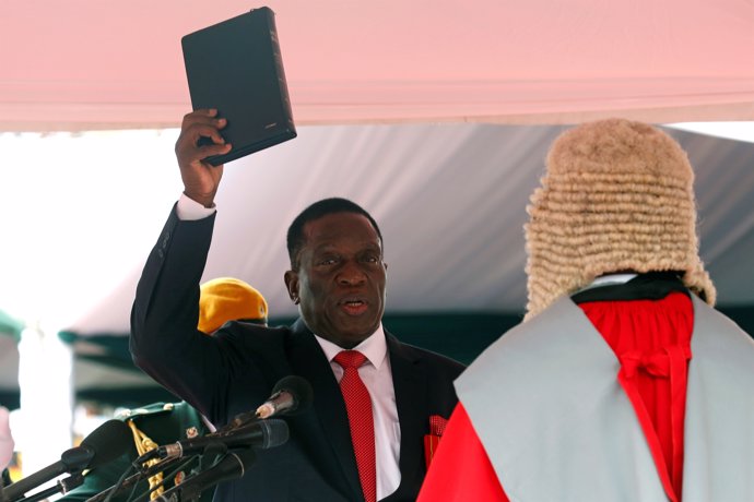 Emmerson Mnangagwa jura como presidente de Zimbabue