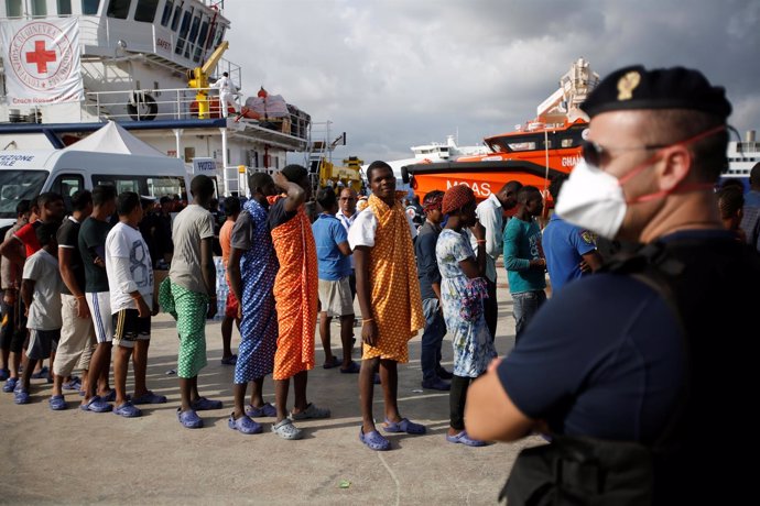 Inmigrantes y refugiados en el puerto italiano de Augusta