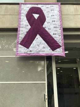 Llaç morat durant la lectura del manifest contra la violència masclista