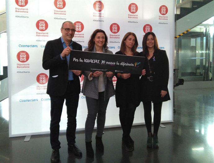 Mercè Conesa i altres membres de la Diputació de Barcelona