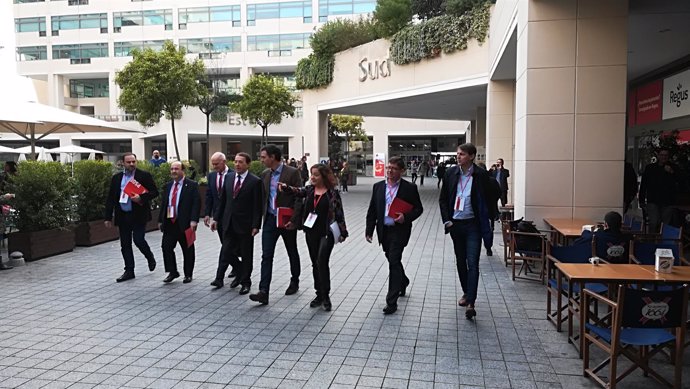 M.Iceta, Y.Papandreu y Pedro Sánchez acompañados de otros líderes socialistas