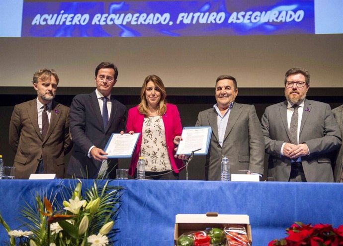 Díaz entrega las autorizaciones a la junta central de usuarios del poniente