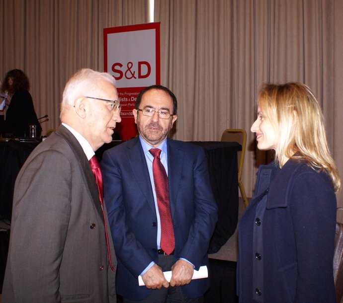 El eurodiputado socialista Andrés Perelló y la ministra de Medio Ambiente Griega