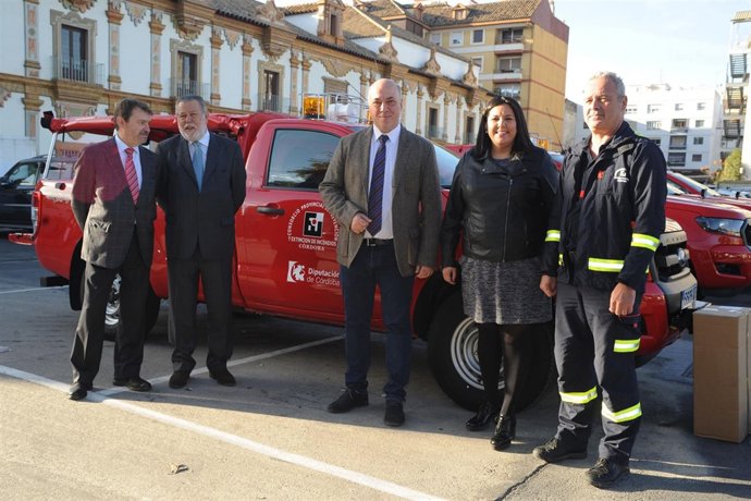 Ruiz (centro) y Amo, junto a los vehículos adquiridos