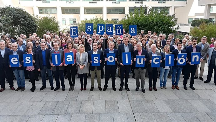 X. G. Albiol, J. Arenas i candidats populars mostren el lema de campanya 