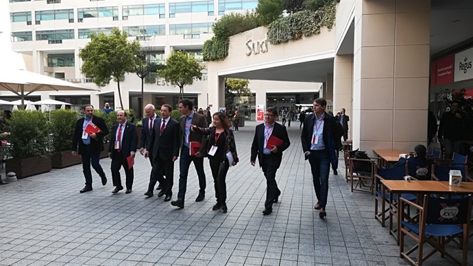 M.Iceta, I.Papandreu i Pedro Sánchez acompanyats d'altres líders socialistes
