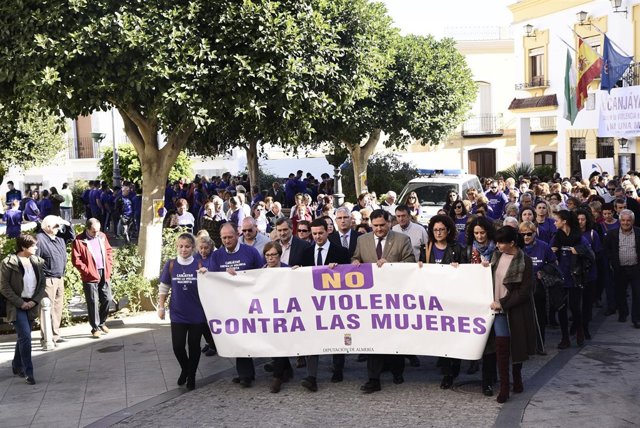 Canjáyar sale a la calle en repulsa por el asesinato machista de su vecina Toñi.