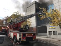 Arde un edificio de oficinas desocupado en un polígono industrial de San Sebastián de los Reyes