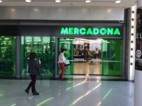 Mercadona implanta su nuevo modelo de tienda eficiente en el Centro Comercial AireSur, en Castilla de la Cuesta, Sevilla