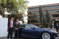 Endesa aumenta su flota de vehículos eléctricos en Sevilla con un Tesla
