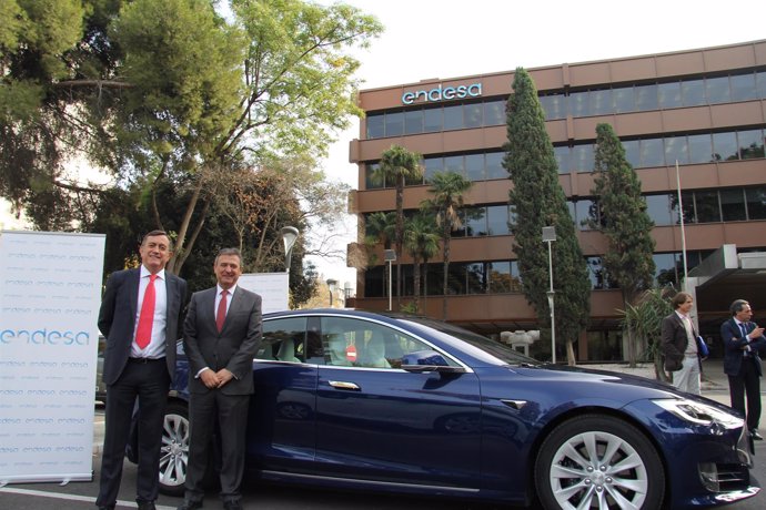 José Luis Puche y Francisco Arteaga, con el nuevo Tesla.