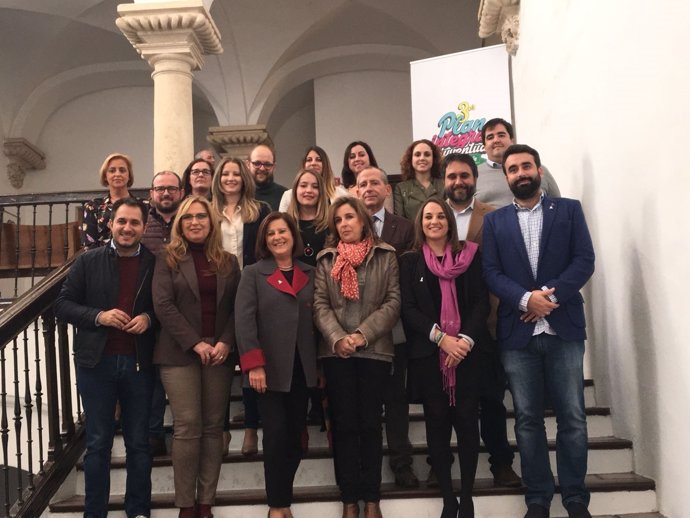 La consejera (centro) con representantes juveniles y otras autoridades